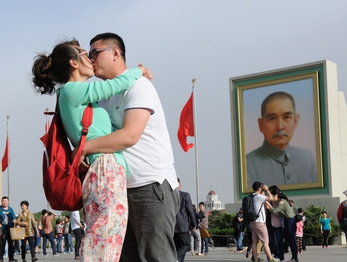 孫中山巨幅畫(huà)像亮相天安門廣場(chǎng) 孫中山巨幅畫(huà)像亮相天安門廣場(chǎng)