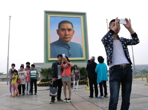 孫中山巨幅畫(huà)像亮相天安門廣場(chǎng) 孫中山巨幅畫(huà)像亮相天安門廣場(chǎng)