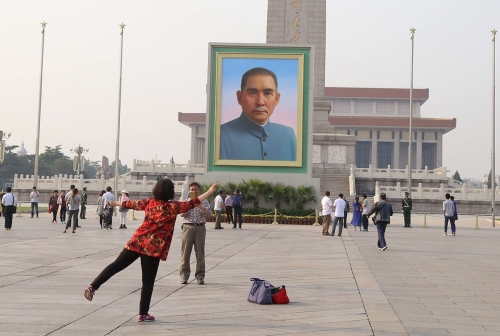 孫中山巨幅畫(huà)像亮相天安門廣場(chǎng) 孫中山巨幅畫(huà)像亮相天安門廣場(chǎng)