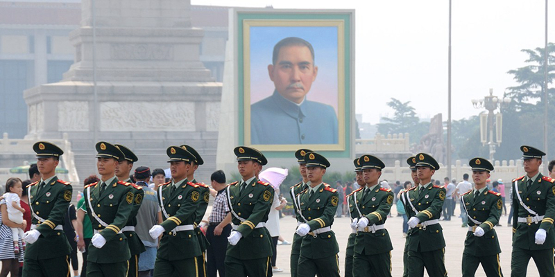 孫中山巨幅畫(huà)像亮相天安門廣場(chǎng) 孫中山巨幅畫(huà)像亮相天安門廣場(chǎng)