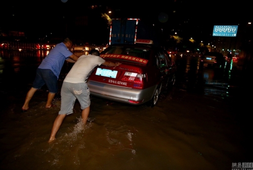 廣州多地出現(xiàn)水浸堵車 廣州多地出現(xiàn)水浸堵車