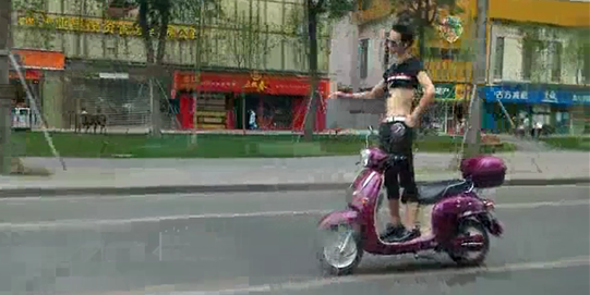 奇葩男子電動(dòng)車上秀雜技 戴墨鏡大撒把 奇葩男子電動(dòng)車上秀雜技 戴墨鏡大撒把