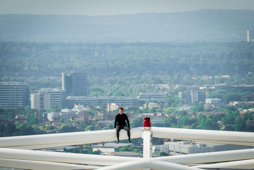 英國恐高癥小伙登頂134米溫布利球場 英國恐高癥小伙登頂134米溫布利球場