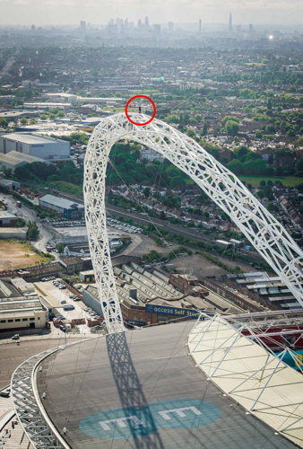 英國恐高癥小伙登頂134米溫布利球場 英國恐高癥小伙登頂134米溫布利球場