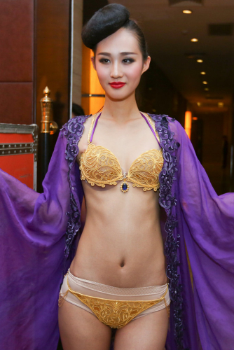 鄭州黃金內(nèi)衣秀現(xiàn)場(chǎng) 每套價(jià)值400萬(wàn)元 鄭州黃金內(nèi)衣秀現(xiàn)場(chǎng) 每套價(jià)值400萬(wàn)元