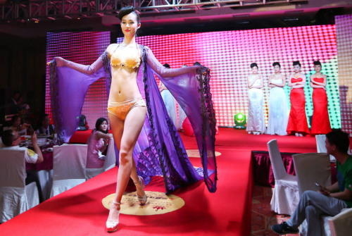 鄭州黃金內(nèi)衣秀現(xiàn)場(chǎng) 每套價(jià)值400萬(wàn)元 鄭州黃金內(nèi)衣秀現(xiàn)場(chǎng) 每套價(jià)值400萬(wàn)元