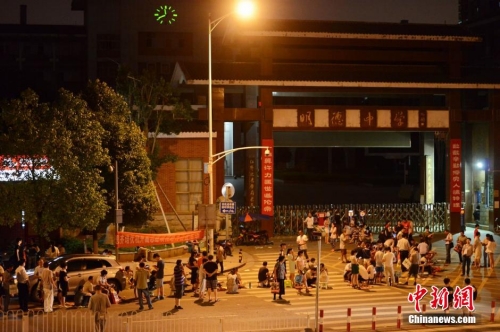 長(zhǎng)沙家長(zhǎng)為孩子讀高中通宵排隊(duì) 長(zhǎng)沙家長(zhǎng)為孩子讀高中通宵排隊(duì)