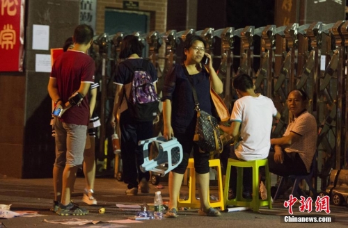 長(zhǎng)沙家長(zhǎng)為孩子讀高中通宵排隊(duì) 長(zhǎng)沙家長(zhǎng)為孩子讀高中通宵排隊(duì)