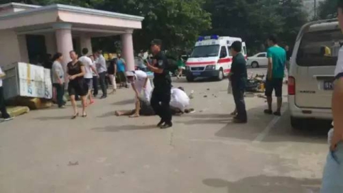 河南一越野車開進(jìn)國稅局大廳