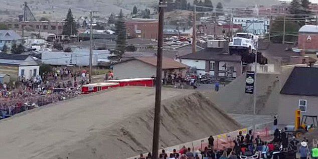 男子駕卡車飛越51米鴻溝刷新世界紀(jì)錄