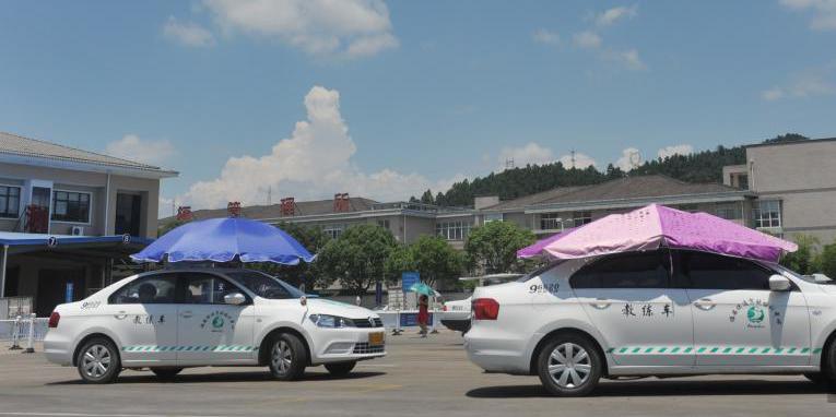 杭州一駕?，F(xiàn)遮陽新招 教練車車頂撐傘