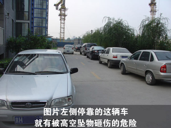 停在高層建筑的陽臺附近很危險 停在高層建筑的陽臺附近很危險