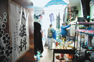 寢室門上的招貼表達了學生們的愿望，其實不逃課、少逃課才是不掛科的保證