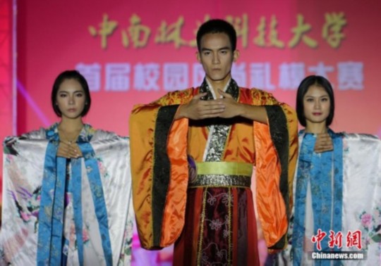 校花校草同臺示范中華禮儀 展現(xiàn)漢服風采