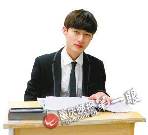 穿上正裝的女生更優(yōu)雅成熟了；男生常常被女生夸獎(jiǎng)長得帥。