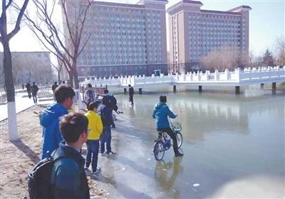 南方的孩子不理解北方的寒冷，這冰厚得，嚇尿了！ @顏遠鋒