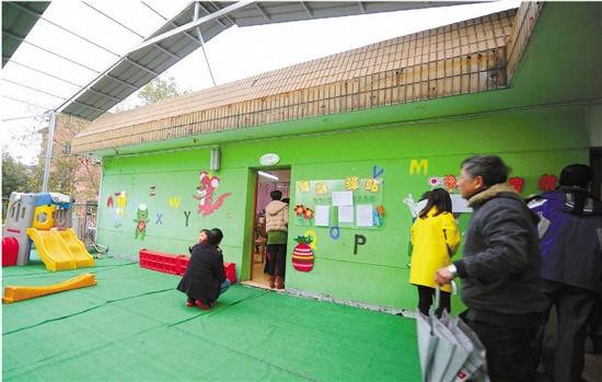 因?yàn)榕卵b修后的氣味影響孩子的健康，包括小葉在內(nèi)，很多家長找到園方，要求換教室.