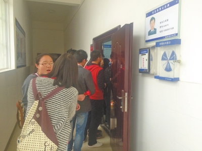 排隊等待辦理居住證的大學(xué)生