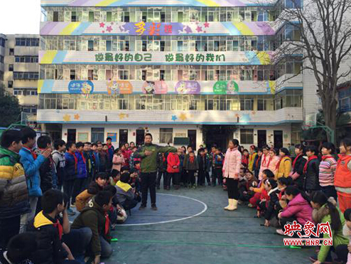 孩子們?cè)谡故? style= 孩子們?cè)谡故? oldsrc=