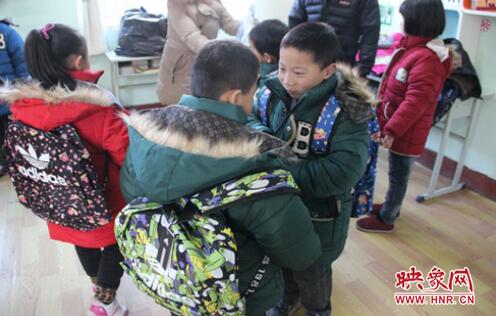 看，咱們的衣服一樣