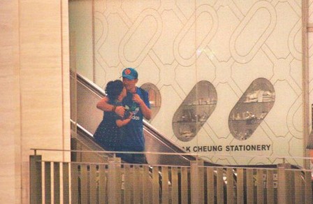 林憶蓮與小男友逛街吃飯，當街摟抱親熱熱情如火。