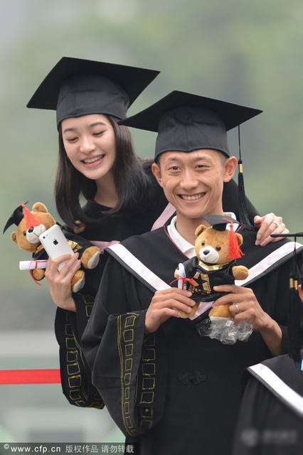 北影畢業(yè)典禮:張一山玩自拍 楊紫美貌搶鏡 北影畢業(yè)典禮:張一山玩自拍 楊紫美貌搶鏡