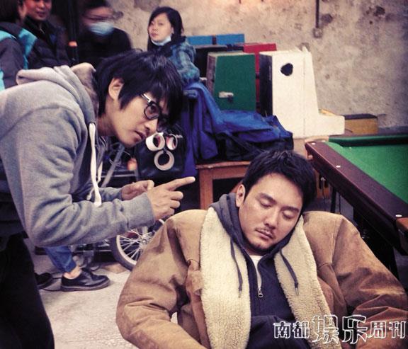 導演在認真給演員說戲，演員聽得也很認真。