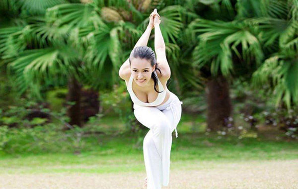 圖為瑜伽教母性感寫(xiě)真。