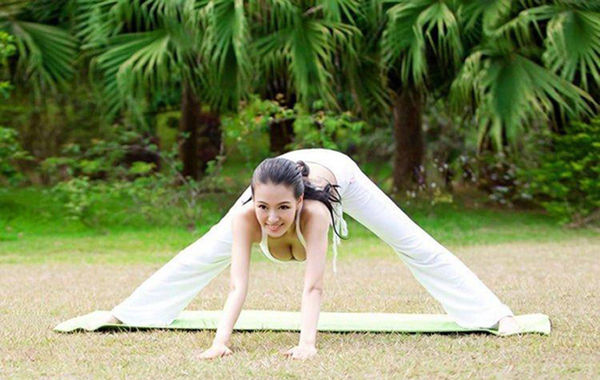 圖為瑜伽教母性感寫(xiě)真。