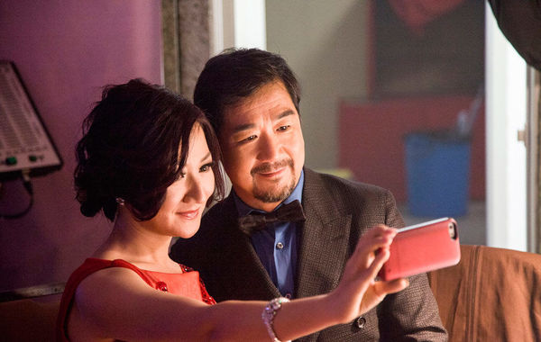 在主持晚會期間，張國立還與同場的女主持自拍合影。