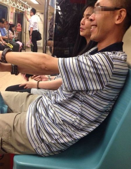 與身旁男子有說有笑 與身旁男子有說有笑