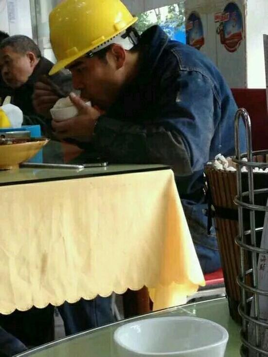 網(wǎng)友調(diào)侃：周周，慢點(diǎn)吃