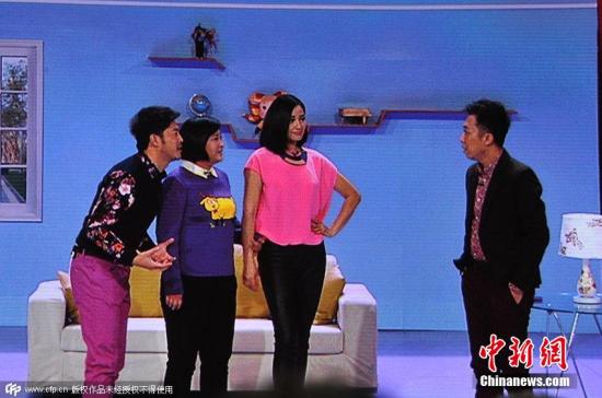 2015年2月18日晚8時(shí)，2015央視羊年春晚準(zhǔn)時(shí)開播，各路明星大腕齊聚一臺(tái)向觀眾展示了一場(chǎng)奢華的