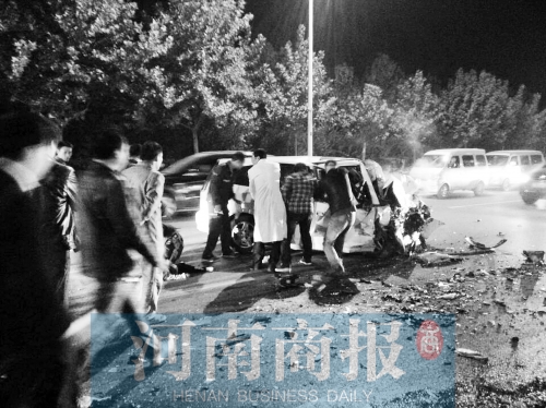 慘劇現(xiàn)場(chǎng)，眾人紛紛上前施救，有人拉住變形的車門，為傷者爭(zhēng)取救援時(shí)間