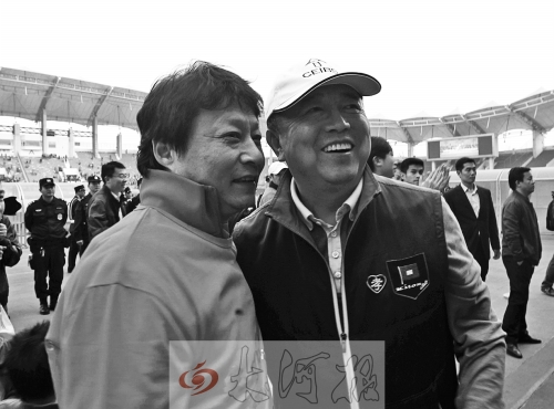 比賽結束后，老胡熱情擁抱老唐。