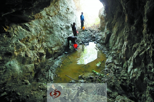 村民說以前這里的水很深，現(xiàn)在也就剩這么一點兒了。