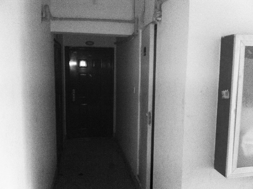 被砸網(wǎng)吧在鄭州安徐莊公館小區(qū)的一棟居民樓里，昨天，網(wǎng)吧已關(guān)門。