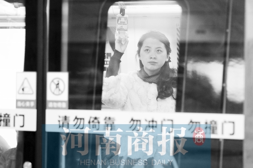 首個(gè)上班高峰,地鐵乘客以年輕的上班族為主 首個(gè)上班高峰,地鐵乘客以年輕的上班族為主