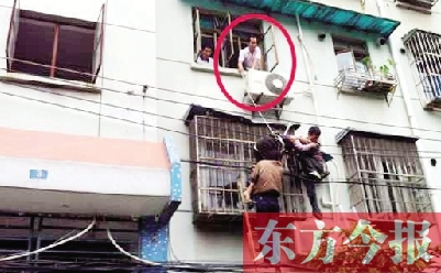 施救現(xiàn)場(chǎng)，劉鵬（圈內(nèi)）先用繩子捆住老太確保安全 勞動(dòng)報(bào)記者 郭娜 供圖