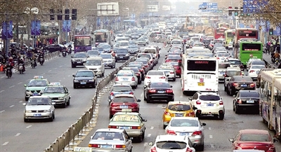昨天下午，擁擠的花園路。 鄭州晚報(bào)記者 馬健 圖