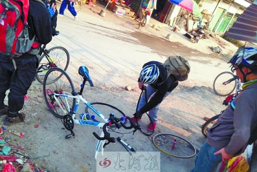 運(yùn)氣不好，十分鐘被扎了兩次胎，只能自己修車。