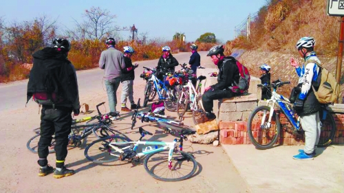 1月21日，他們路過湖南中路鋪鎮(zhèn)，在路邊短暫休息。