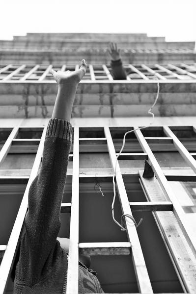 聽到聲音小哥倆就在窗戶邊集合，不聚不散。