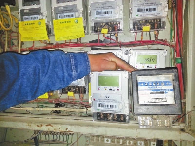 　跟智能電表（左）相比，老式機械電表（右）就像個“老古董”。