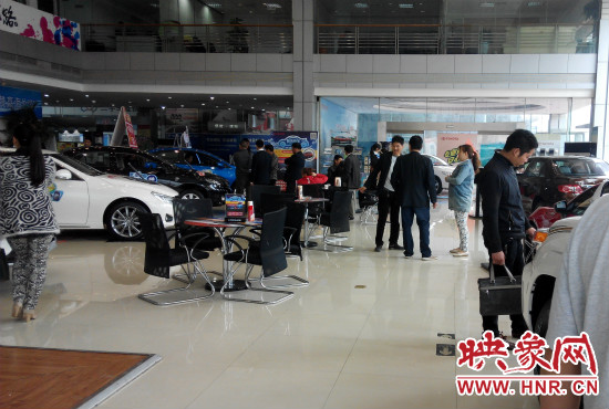 一大早來到4S店選車的顧客絡(luò)繹不絕。