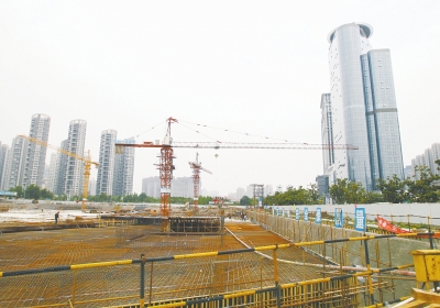 中州大道與金水東路東北角，正在建一座大型停車(chē)場(chǎng)。