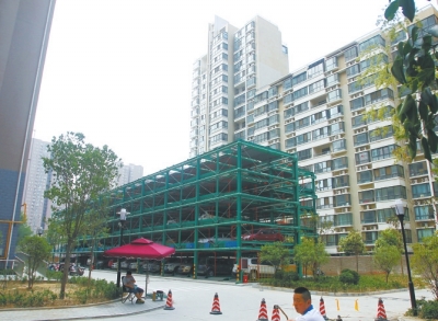 商城路與英協(xié)路交叉口附近的濱河綠苑小區(qū)內(nèi)，剛剛建好一個(gè)立體停車(chē)場(chǎng)。