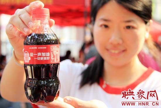 掃描瓶身二維碼，獲取對應(yīng)歌詞flash動畫