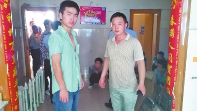 在吳文舉老師的幫助下，王強(qiáng)強(qiáng)（左）從傳銷(xiāo)窩點(diǎn)成功脫險(xiǎn)。