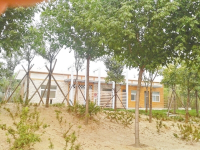 南三環(huán)上的一處公廁掩映在綠樹間，也鎖著門